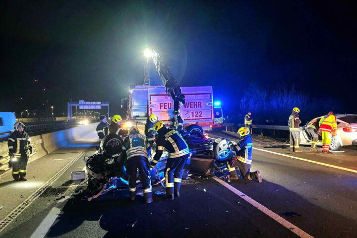 FF Neusiedl am See: Schwerer Verkehrsunfall mit Personenschaden auf der A4