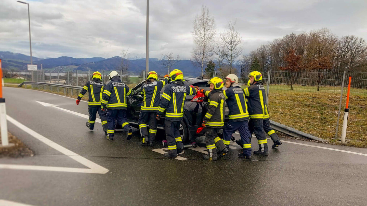 Unfall mit drei PKW’s und zwei Verletzten während eines Graupelschauers auf A1 bei Oberwang