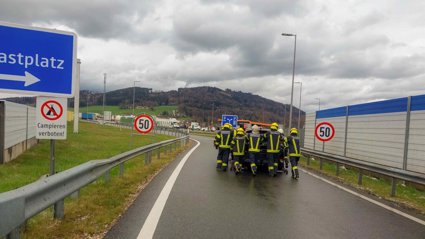 Unfall mit drei PKW’s und zwei Verletzten während eines Graupelschauers auf A1 bei Oberwang
