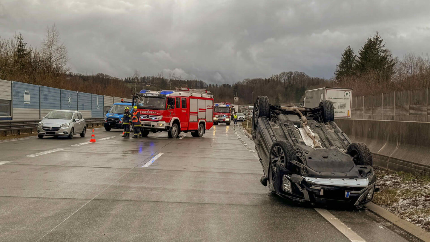 Unfall mit drei PKW’s und zwei Verletzten während eines Graupelschauers auf A1 bei Oberwang