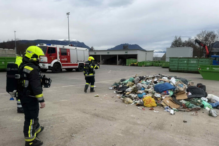HFW Villach: Brand in Müllwagen – LKW fuhr bei Feuerwehr vor