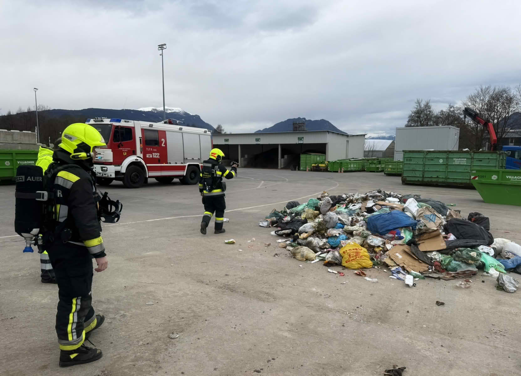 HFW Villach: Brand in Müllwagen – LKW fuhr bei Feuerwehr vor