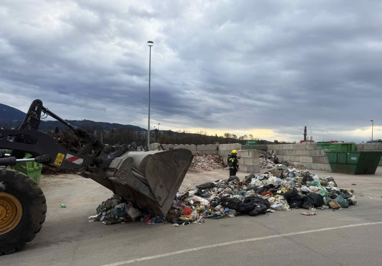 Lenker fuhr mit LKW bei Feuerwehr in Villach vor
