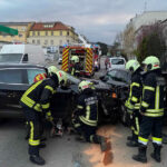 FF Klosterneuburg: Auto kracht gegen geparkten PKW auf der Weidlingerstraße