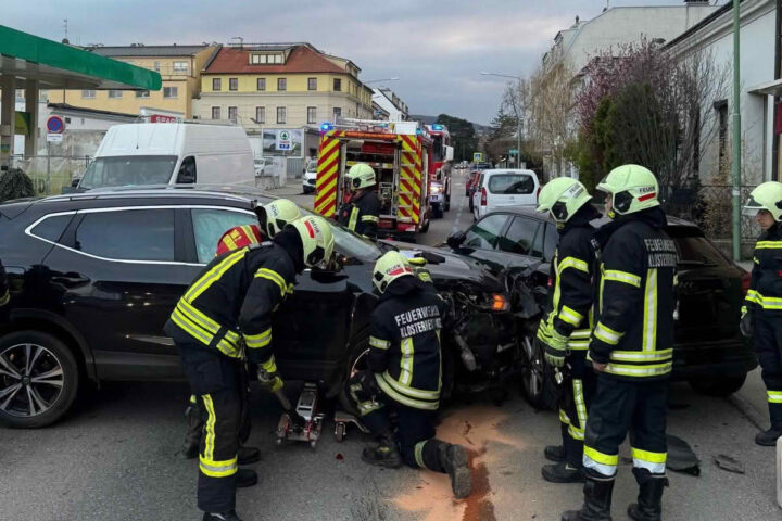 FF Klosterneuburg: Auto kracht gegen geparkten PKW auf der Weidlingerstraße