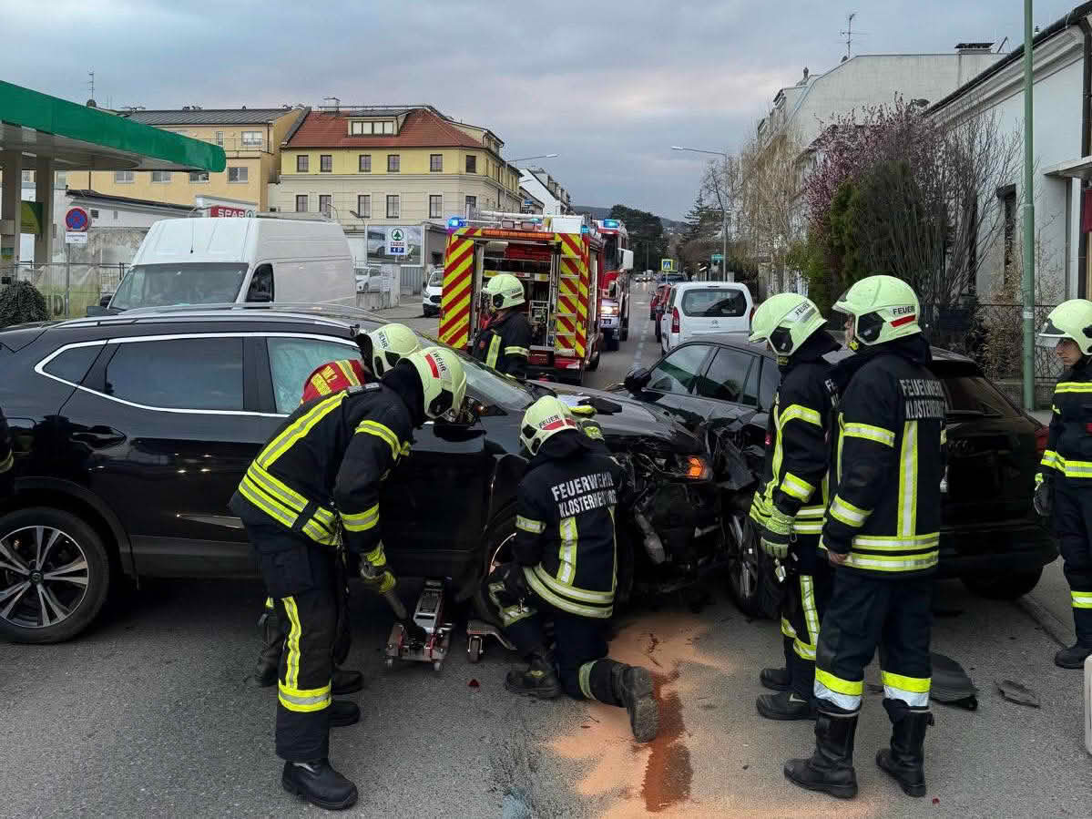 FF Klosterneuburg: Auto kracht gegen geparkten PKW auf der Weidlingerstraße
