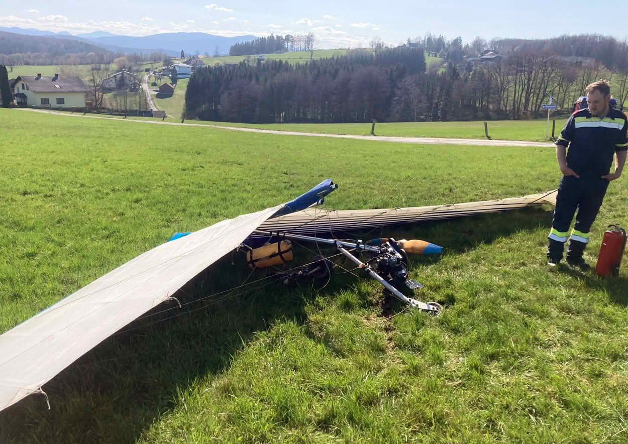 BFKDO Baden: Flugdrachenabsturz im Bereich Hochstrass-Schwabendörfl 4 Motorflugdrachenabsturz