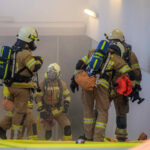 Unter schwerem Atemschutz wurde nach vermissten Personen gesucht und die Brandbekämpfung durchgeführt