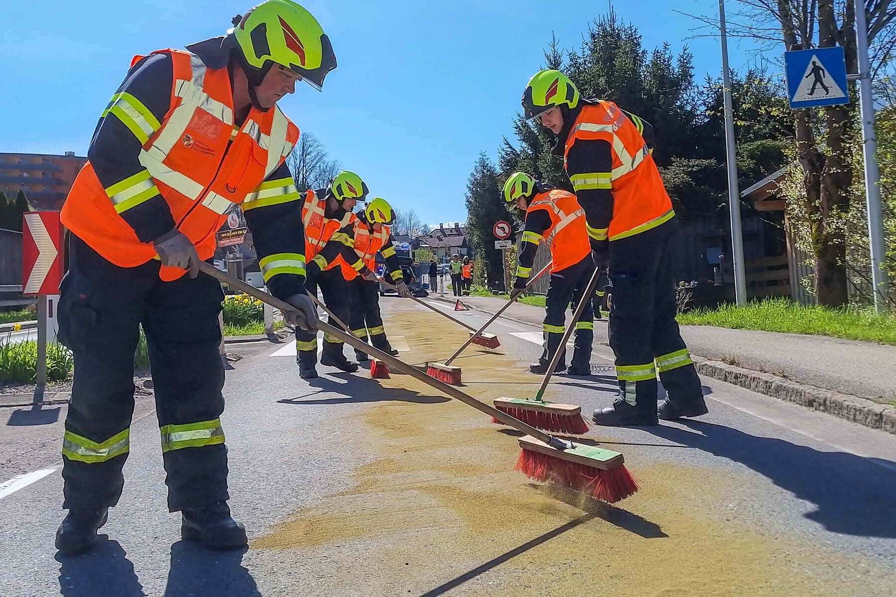 FF Bad Goisern: Defektes Fahrzeug verursacht 400-Meter-Ölspur