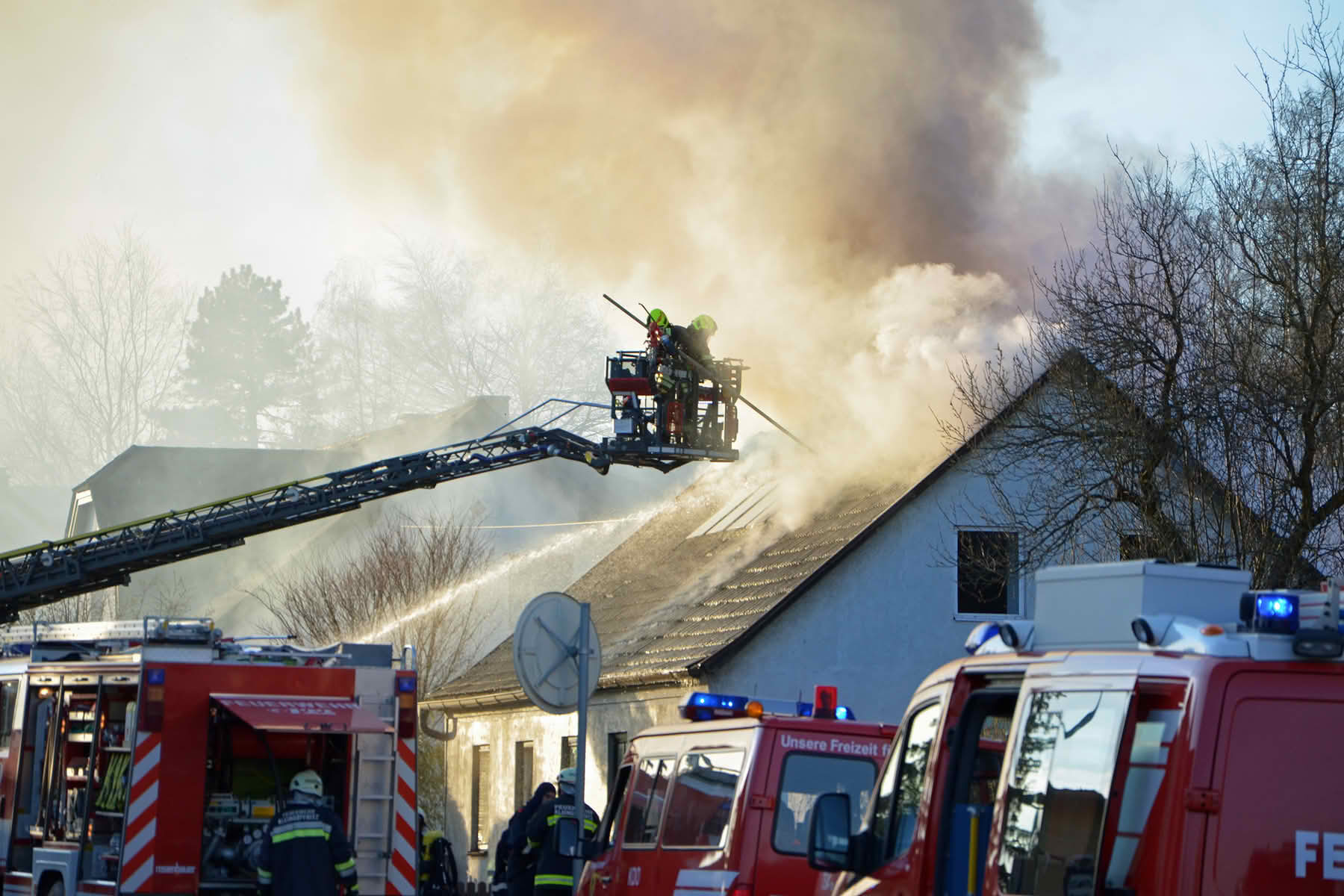 BFK Waidhofen/Thaya: Großeinsatz bei Wohnhausbrand in Pfaffenschlag
