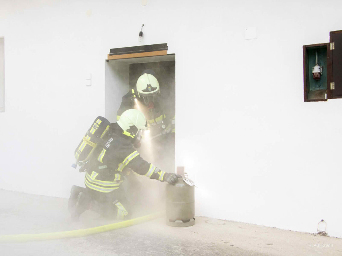 Atemschutzübung von sechs Feuerwehren in Unterlembach