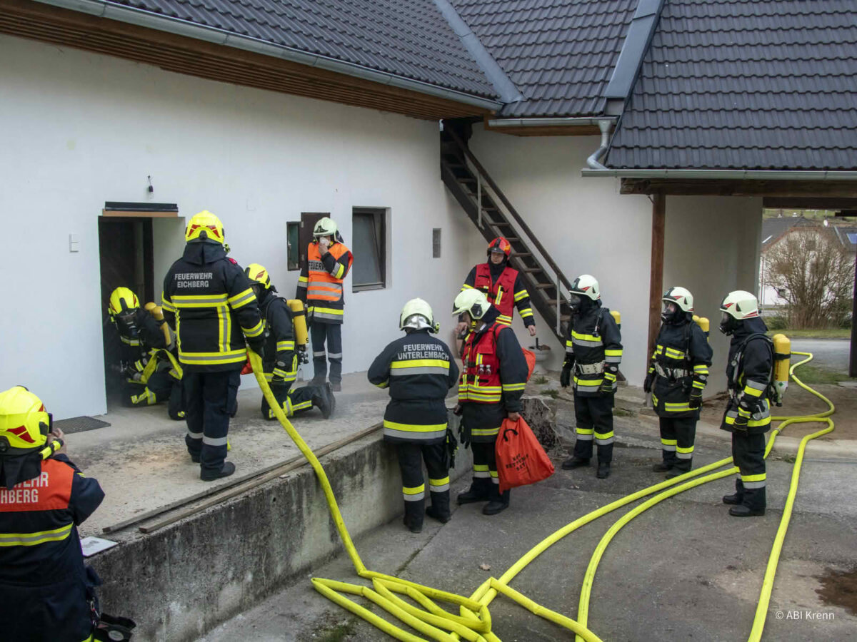 Atemschutzübung von sechs Feuerwehren in Unterlembach