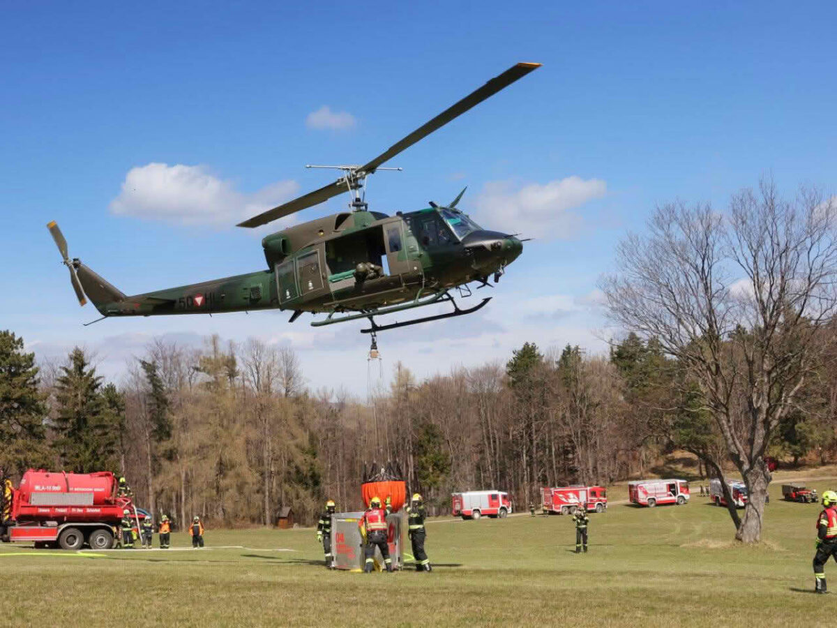 Waldbrandübung im Triestingtal, Flugdienst Feuerwehr, Bundesheer, Polizei