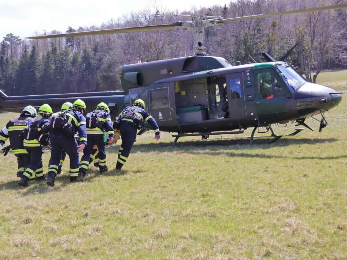 Waldbrandübung im Triestingtal, Flugdienst Feuerwehr, Bundesheer, Polizei