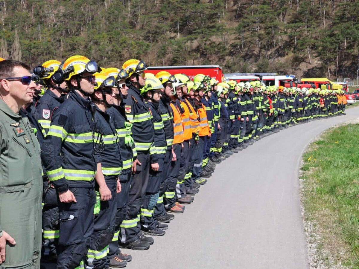 Waldbrandübung im Triestingtal, Flugdienst Feuerwehr, Bundesheer, Polizei