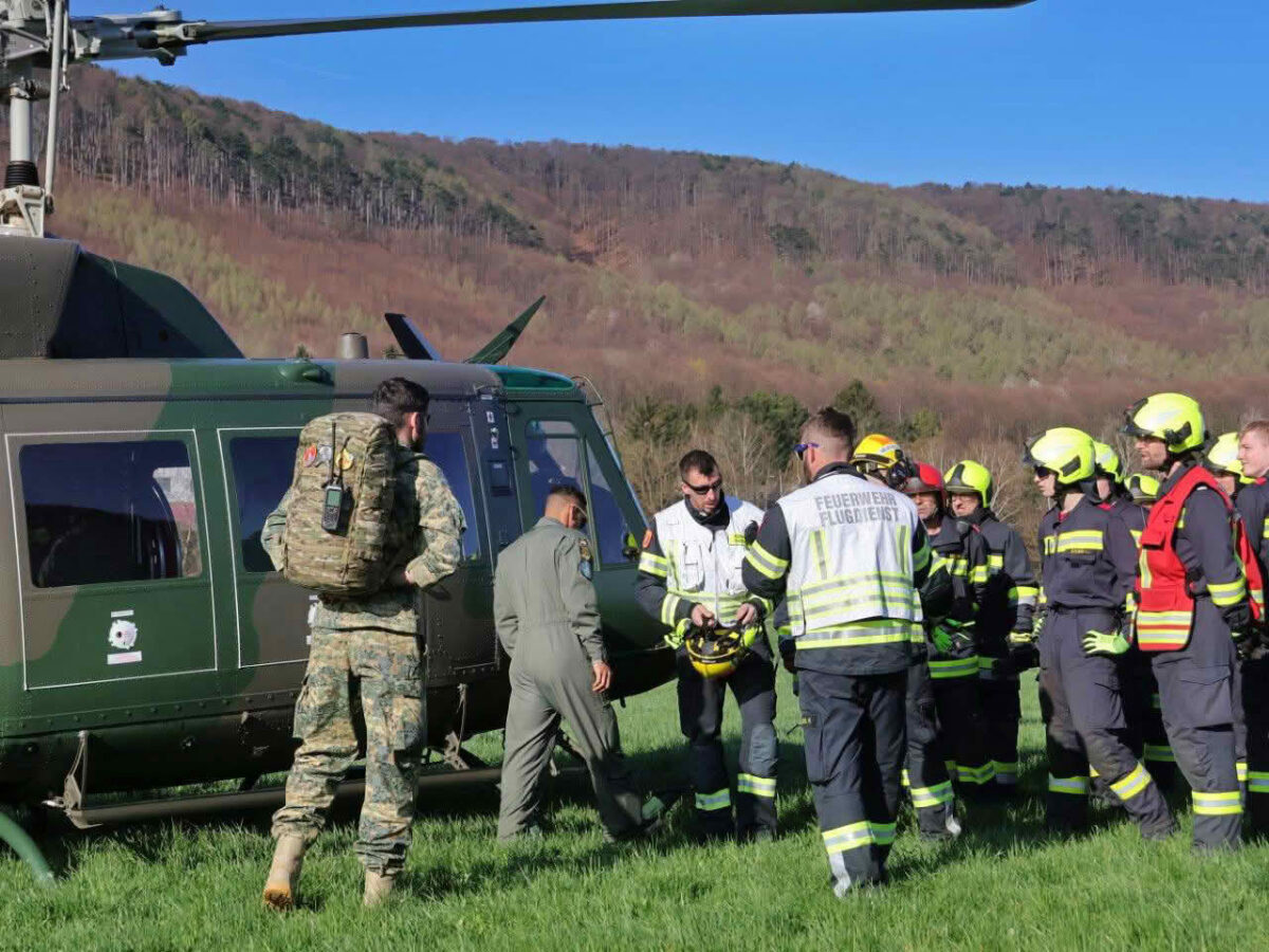 Waldbrandübung im Triestingtal, Flugdienst Feuerwehr, Bundesheer, Polizei