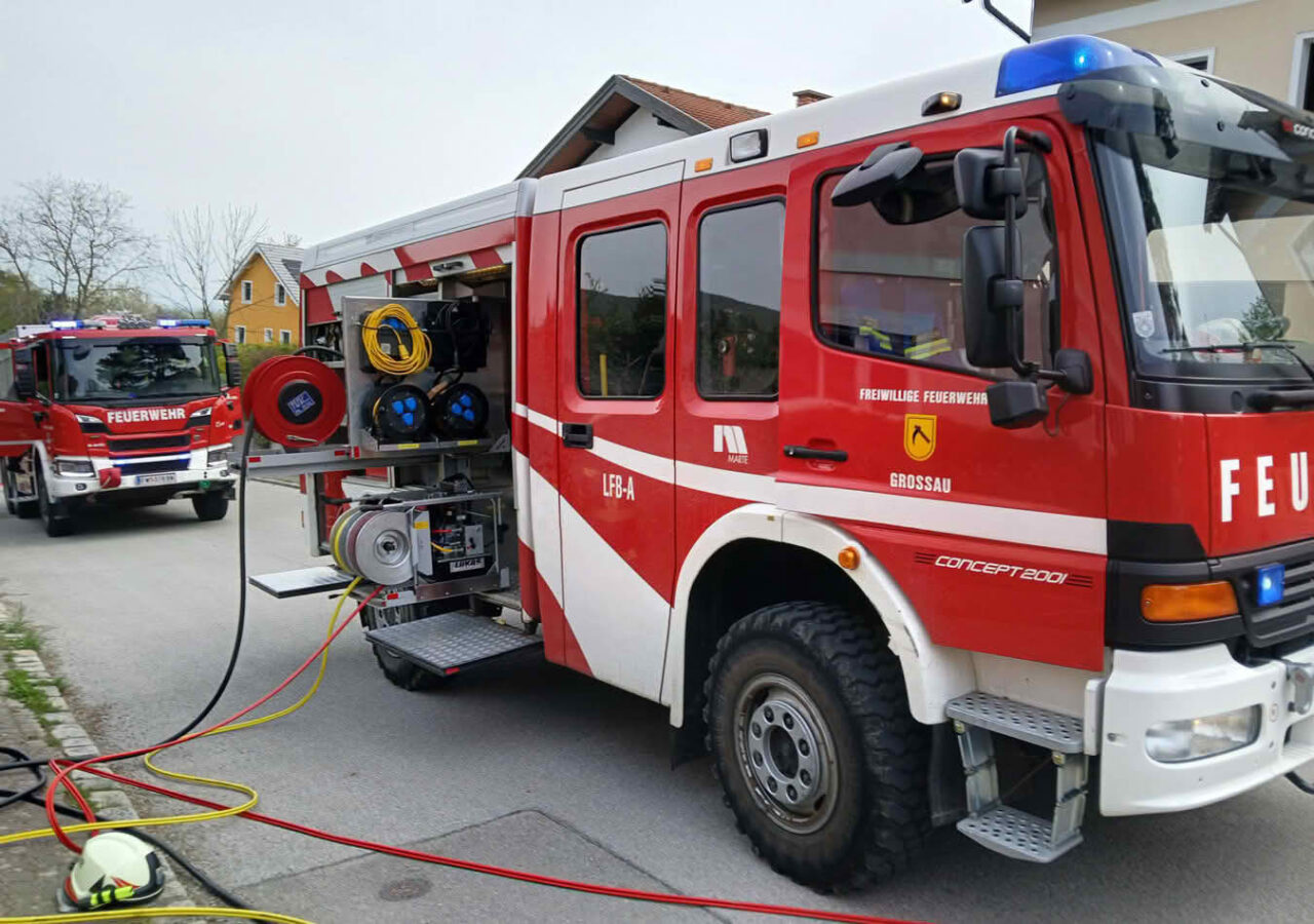 Unfall-Lenker aus umgestürztem Kleinwagen befreit