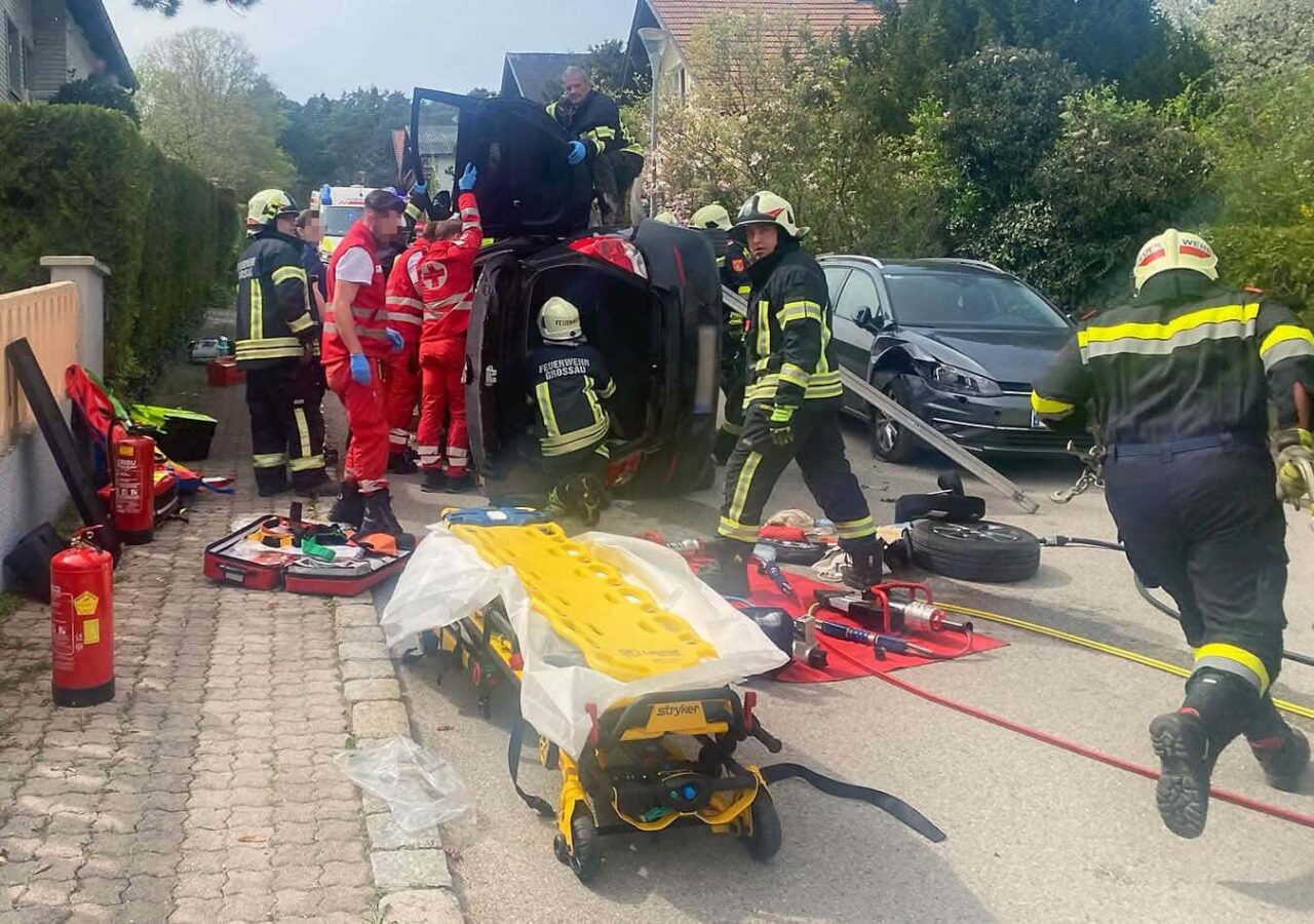 Unfall-Lenker aus umgestürztem Kleinwagen befreit