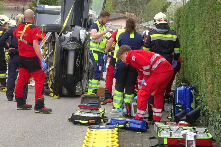 BFKDO Baden: Unfall-Lenker aus umgestürztem Kleinwagen befreit!