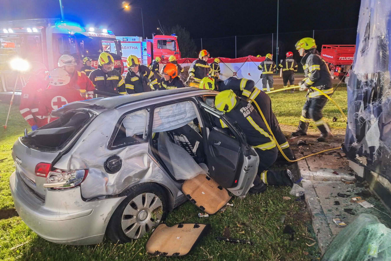 Eingeklemmten Lenker aus Fahrzeug gerettet