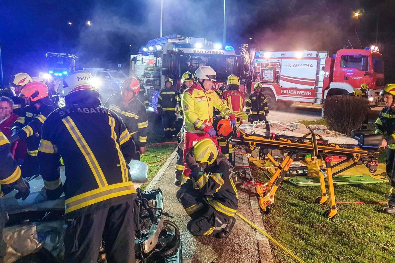 Eingeklemmten Lenker aus Fahrzeug gerettet