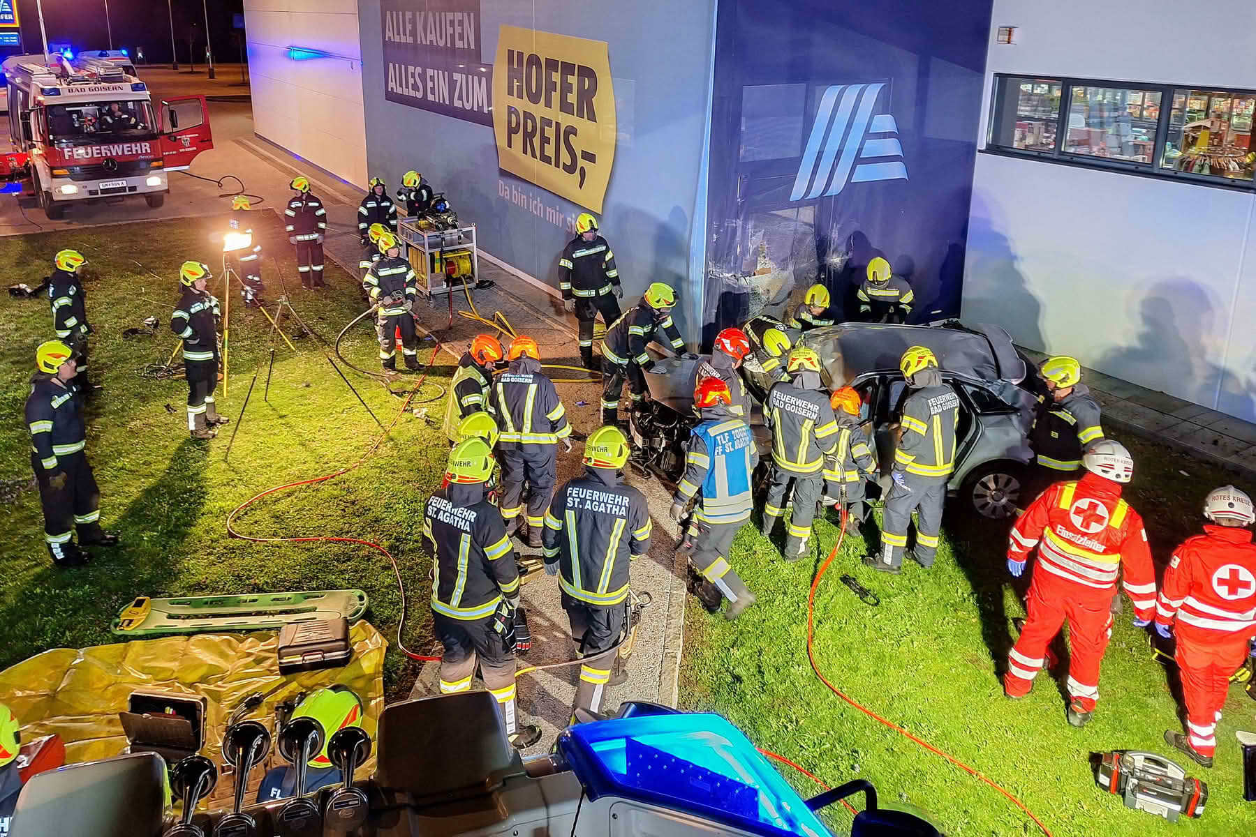 FF Bad Goisern: Eingeklemmten Lenker aus Fahrzeug gerettet