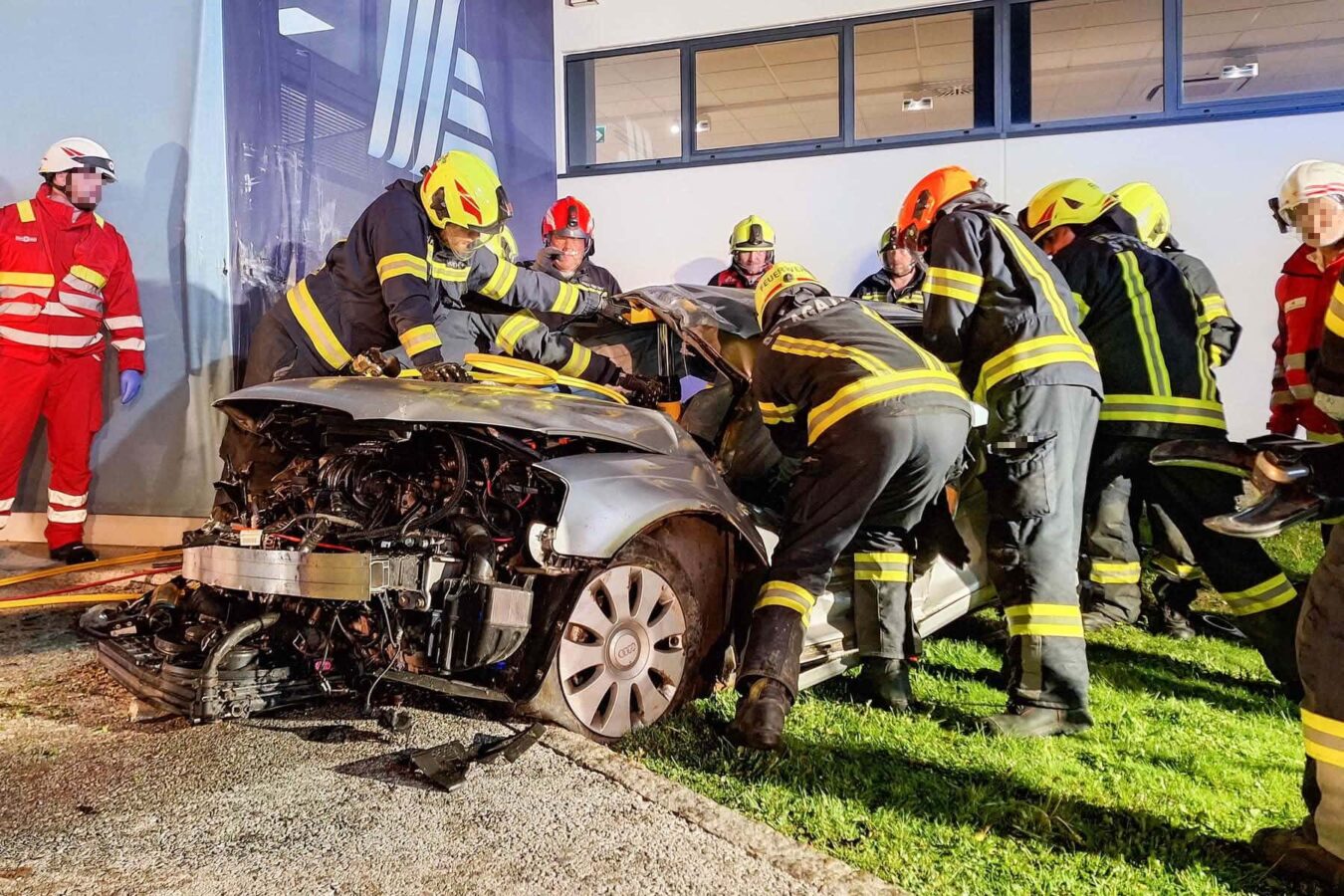 Eingeklemmten Lenker aus Fahrzeug gerettet
