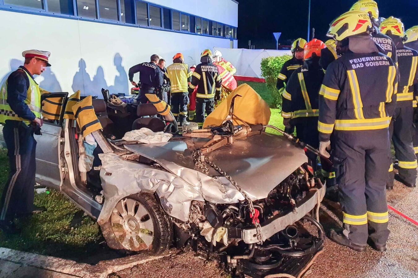 Eingeklemmten Lenker aus Fahrzeug gerettet