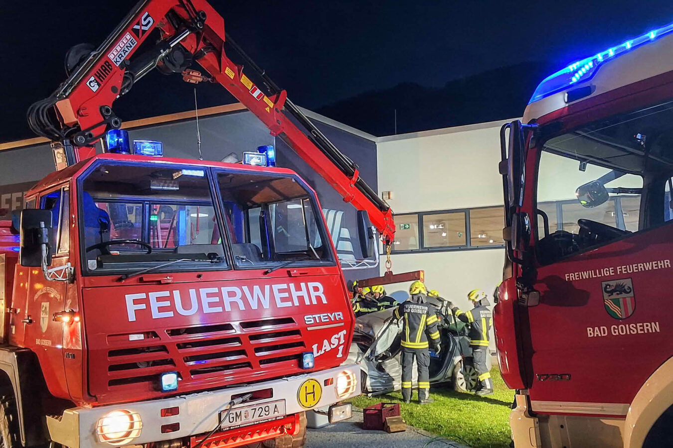 Eingeklemmten Lenker aus Fahrzeug gerettet