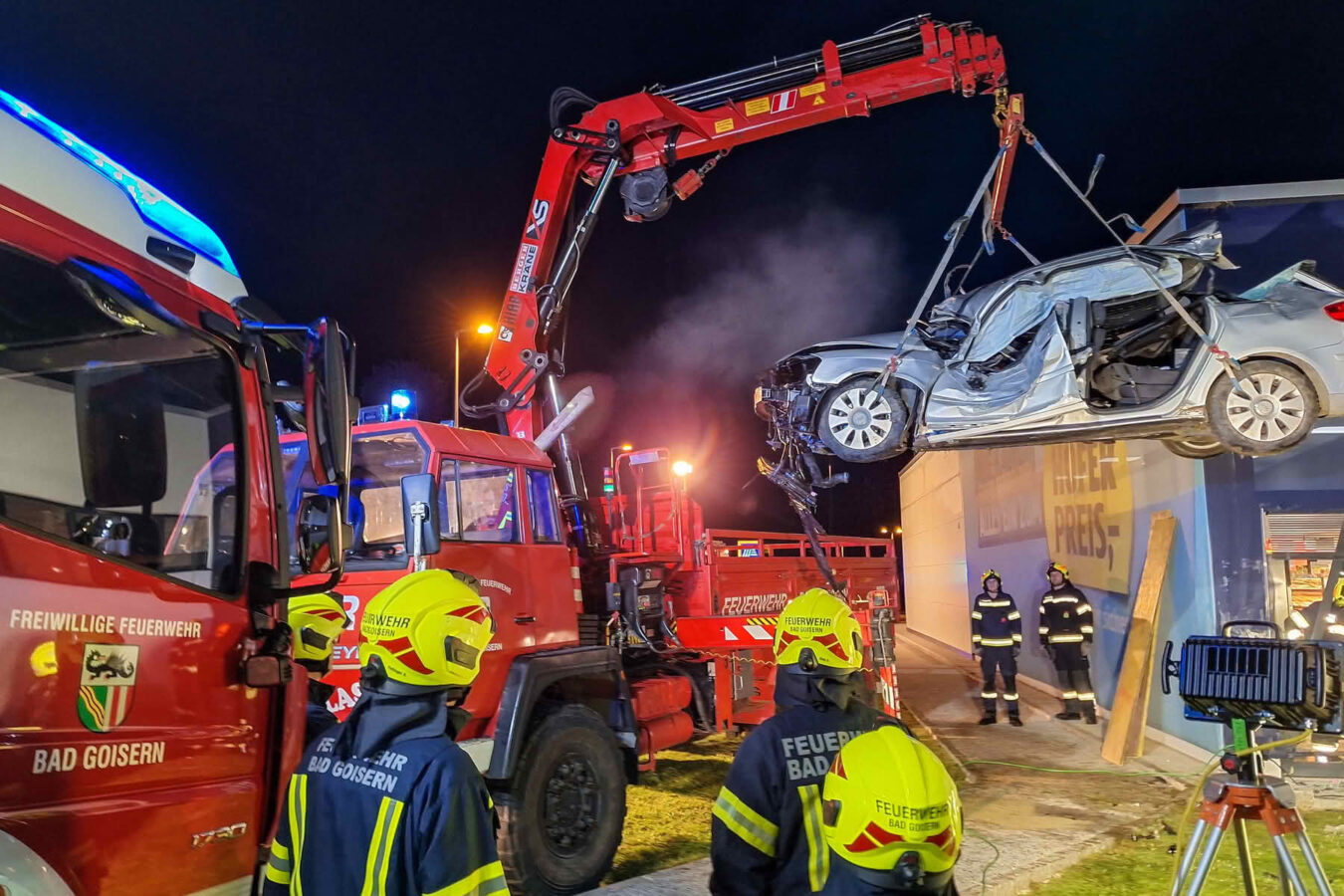 Eingeklemmten Lenker aus Fahrzeug gerettet