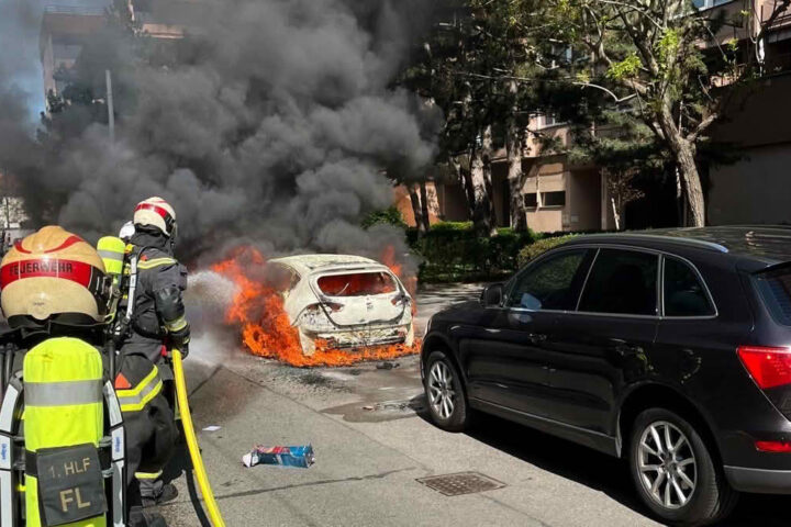 BF Wien: PKW im Vollbrand in Floridsdorf