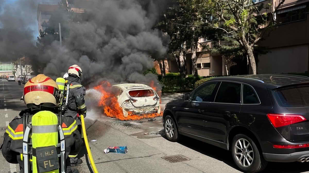 BF Wien: PKW im Vollbrand in Floridsdorf