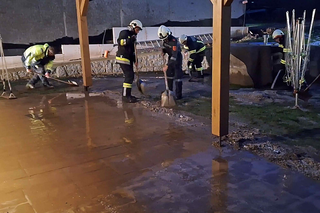 Unwetterfront mit Hagel und enormen Regenmengen