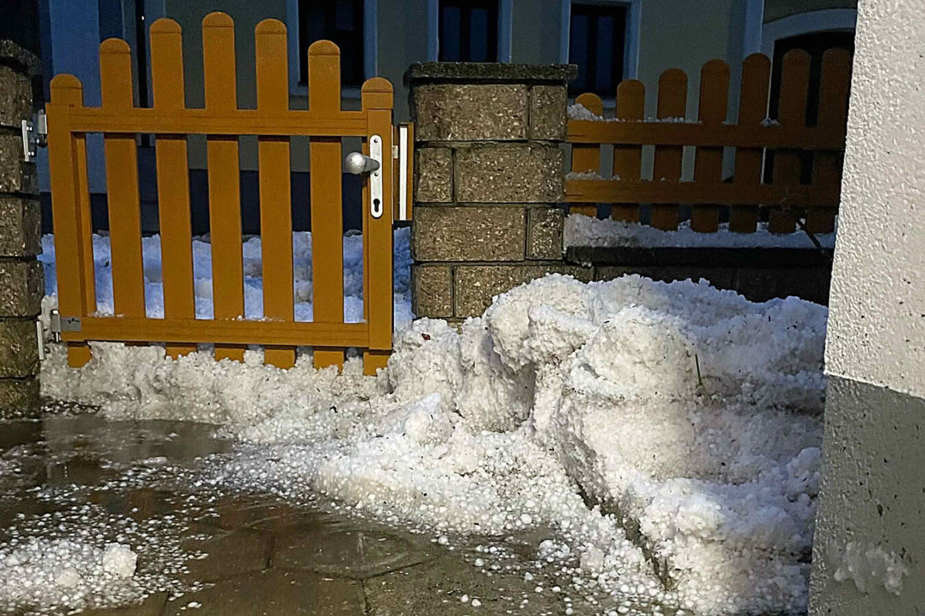Unwetterfront mit Hagel und enormen Regenmengen