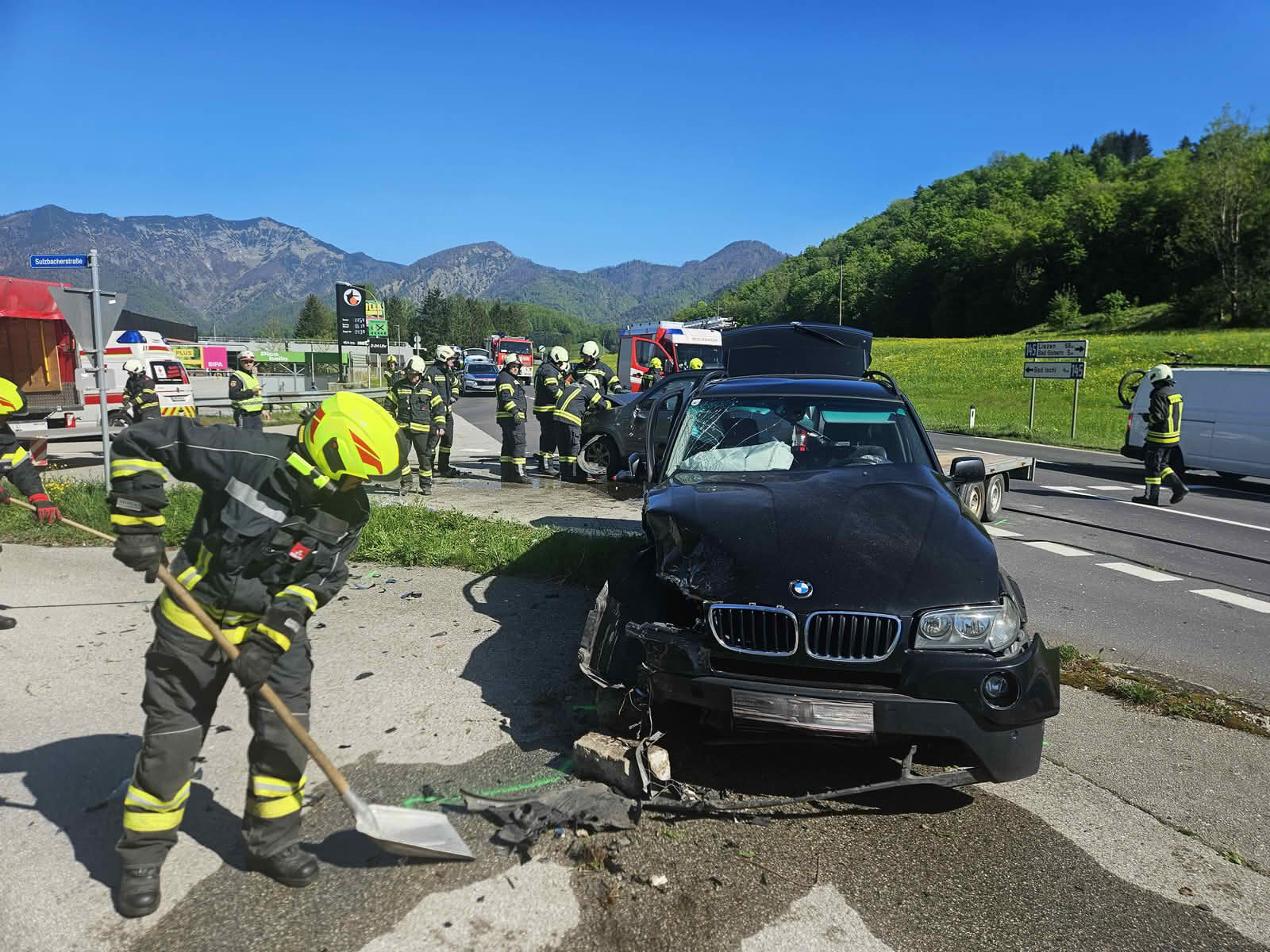 FF Bad Ischl: Schwerer Crash fordert 2 Verletzte in Sulzbach