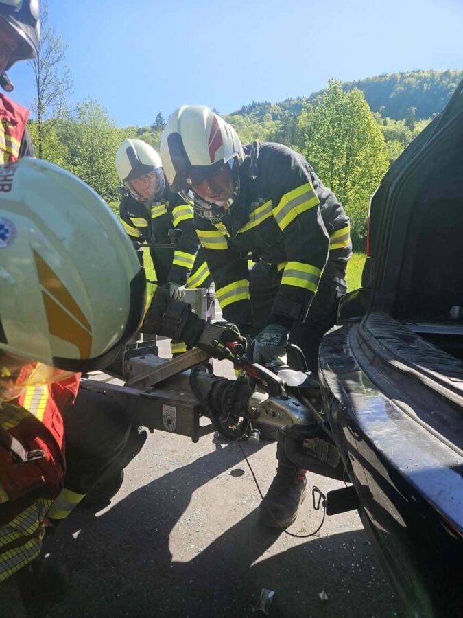 Schwerer Crash fordert zwei Verletzte