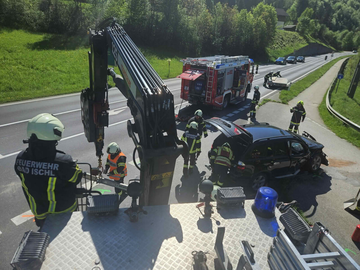 Schwerer Crash fordert zwei Verletzte