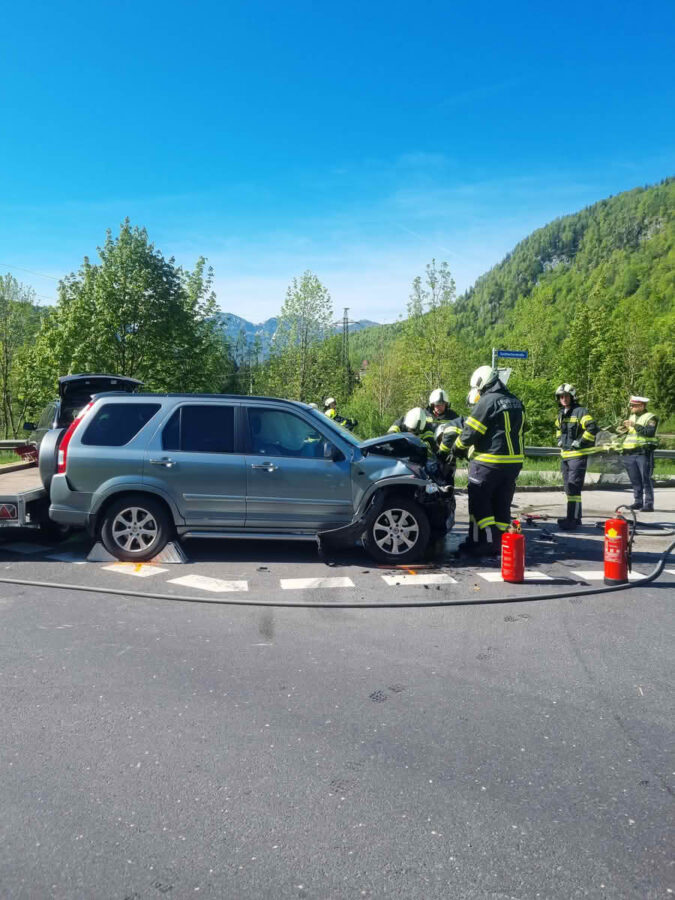 Schwerer Crash fordert zwei Verletzte