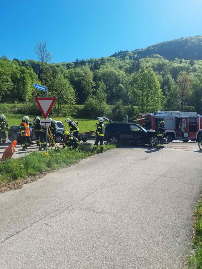 Schwerer Crash fordert zwei Verletzte