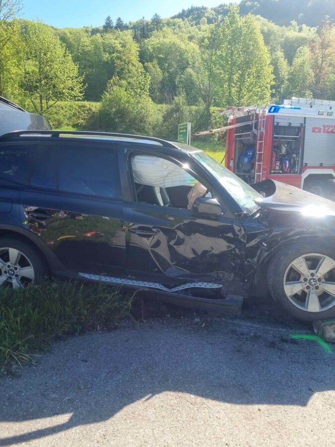 Schwerer Crash fordert zwei Verletzte