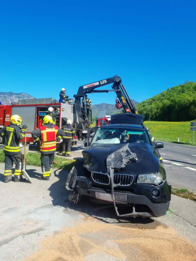 Schwerer Crash fordert zwei Verletzte