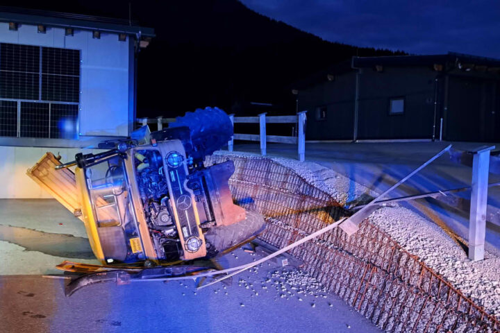 AFKDO Bad Mitterndorf: Umgestürzter Unimog