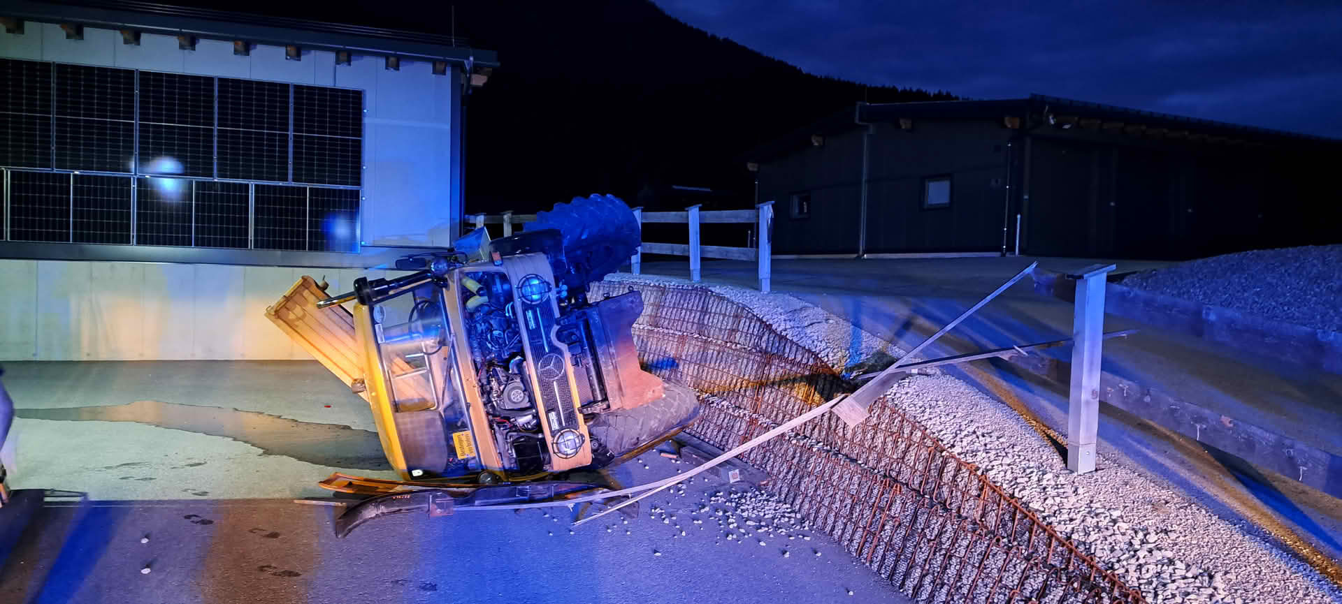 AFKDO Bad Mitterndorf: Umgestürzter Unimog