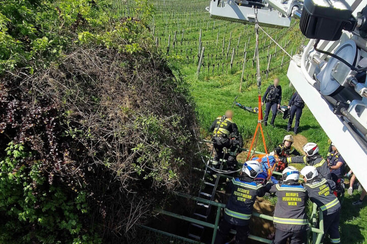 BF Wien: 6-jähriges Mädchen aus Rückhaltebecken gerettet