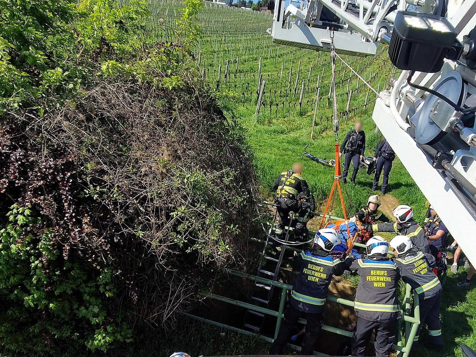 BF Wien: 6-jähriges Mädchen aus Rückhaltebecken gerettet