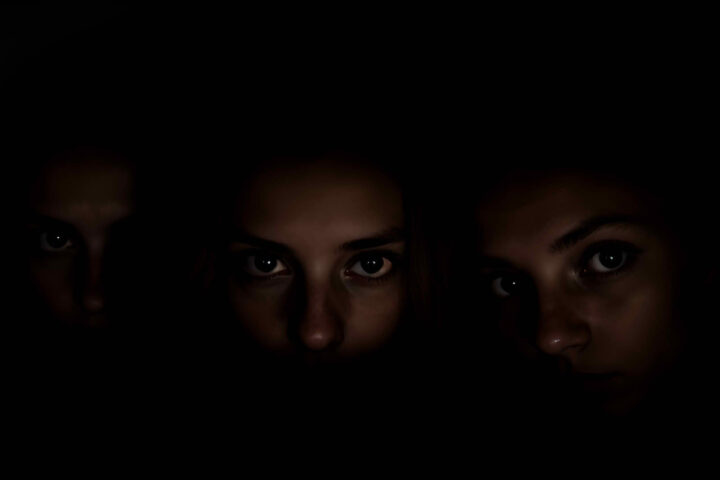 3 Gesichter im Dunkeln während eines Blackout