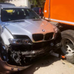 PKW touchierte Kehrmaschine