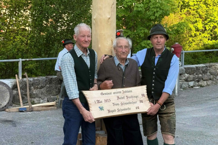 FF Bad Ischl: Pernecker Maibaum drei rüstigen Jubilaren gewidmet