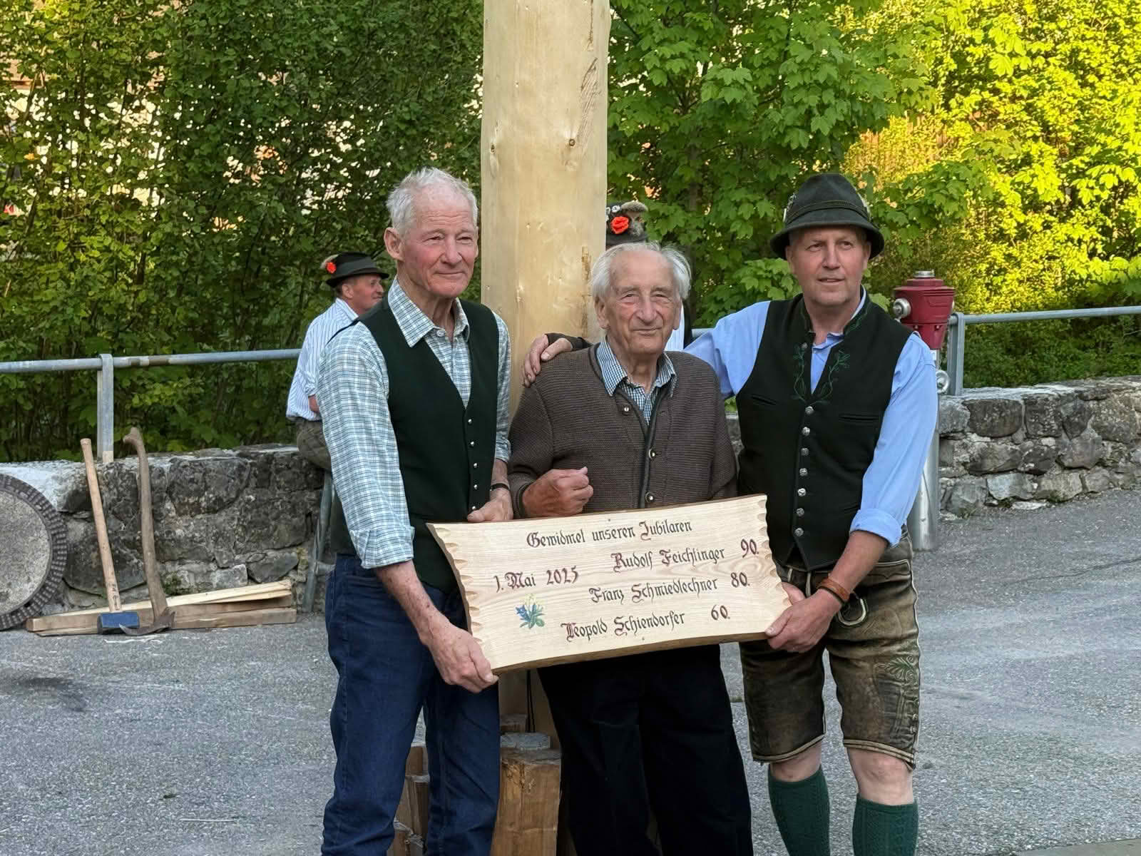 FF Bad Ischl: Pernecker Maibaum drei rüstigen Jubilaren gewidmet