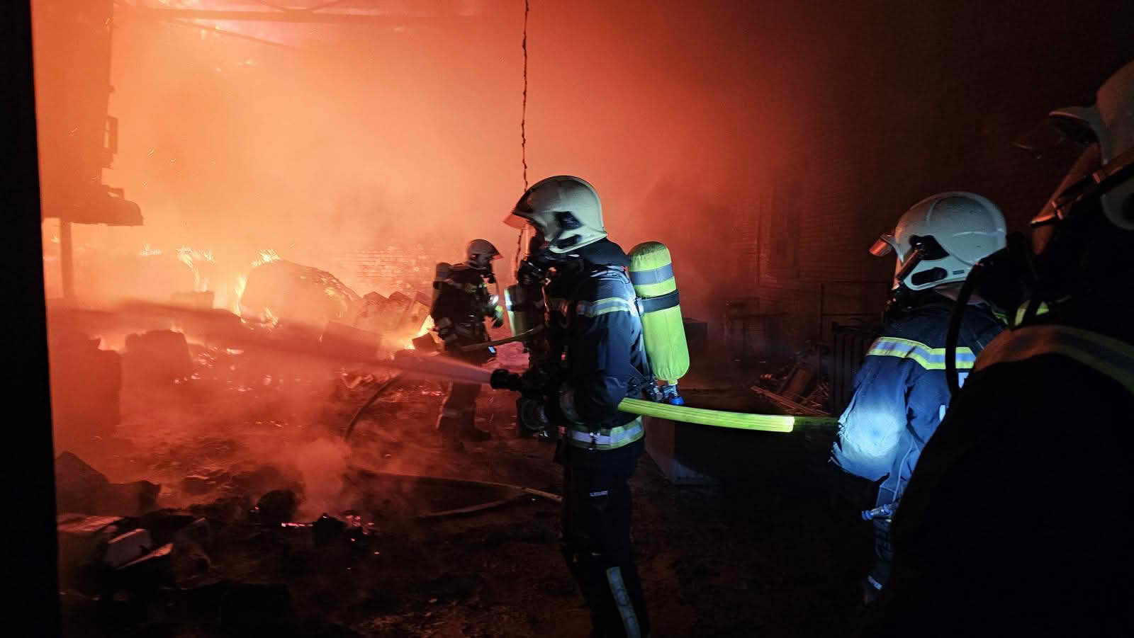 BFKDO Wiener Neustadt: Großbrand einer Lagerhalle